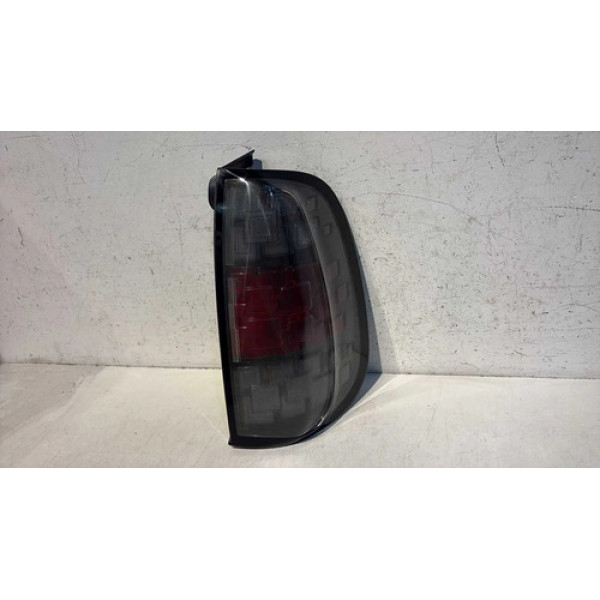 Lanterna Direita Fiat Uno 2016 2017 2018 2019 2020 Direito/passageiro Vermelho